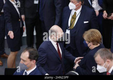 02/13/2022, Berlin, Deutschland, Olaf Scholz und Angela Merkel bei der Wahl des Bundespräsidenten im Paul-Löbe-Haus. Die Bundesversammlung 17th im Paul-Löbe-Haus: Der amtierende Dr. Frank-Walter Steinmeier, die Linke, hat den Mainzer Hausarzt und Notarzt Dr. Gerhard Trabert nominiert, die AfD hat den Ökonomen und Publizisten Prof. Dr. Max Otte, die Astrophysikerin Dr. Stefanie Gebauer von den Freien Wählern als Kandidat nominiert. Die Bundesversammlung besteht aus allen Mitgliedern des Bundestages und der gleichen Anzahl von Abgeordneten, die von den Parlamenten der fe gewählt werden Stockfoto