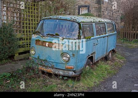 Verfallene VW-Bus auf einer ruhigen Gasse in Edinburgh, Schottland, Großbritannien. Stockfoto