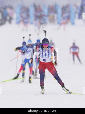 Zhangjiakou, Chinas Provinz Hebei. 13th. Februar 2022. Ingrid Landmark Tandregold aus Norwegen tritt während der Biathlon-Frauenjagd 10km im Nationalen Biathlon-Zentrum in Zhangjiakou, nordchinesische Provinz Hebei, am 13. Februar 2022 an. Kredit: Ding Ting/Xinhua/Alamy Live Nachrichten Stockfoto