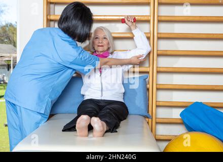 Weibliche kaukasische Senior-Ausbildung im Fitnessstudio. Ältere Menschen im Ruhestand leben ihr Leben von seiner besten Seite Stockfoto