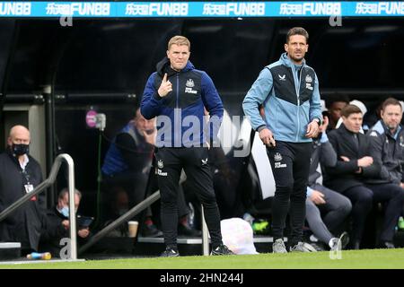 NEWCASTLE UPON TYNE, GROSSBRITANNIEN. FEB 13th Eddie Howe (L), Manager von Newcastle United, und Jason Tindall, stellvertretender Cheftrainer, während des Premier League-Spiels zwischen Newcastle United und Aston Villa am Sonntag, 13th. Februar 2022 im St. James's Park, Newcastle. (Kredit: Mark Fletcher | MI News) Kredit: MI Nachrichten & Sport /Alamy Live News Stockfoto