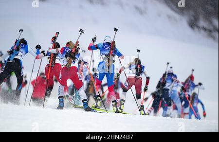 Zhangjiakou, Chinas Provinz Hebei. 13th. Februar 2022. Athleten treten während der Biathlon Frauen 10km Verfolgung im National Biathlon Center in Zhangjiakou, nordchinesische Provinz Hebei, am 13. Februar 2022 an. Kredit: Zhan Yan/Xinhua/Alamy Live Nachrichten Stockfoto