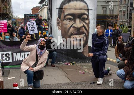 Eine Gruppe britischer Demonstranten auf einem Knie Stockfoto