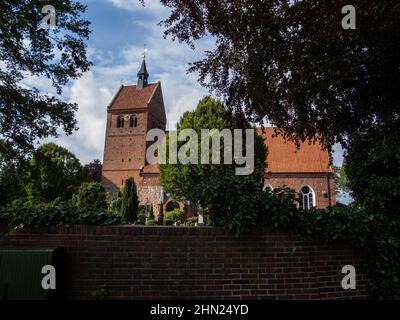 Die Pfarrkirche St. Johann in Bad Zwischenahn ist mehr als 850 Jahre alt und damit eines der ältesten Gebäude in der Region Oldenburg. Mit dem r Stockfoto