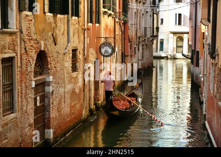 Venedig, Italien - 6. Dezember 2020: Gondoleer auf den Kanälen nach der Fahrt. Stockfoto