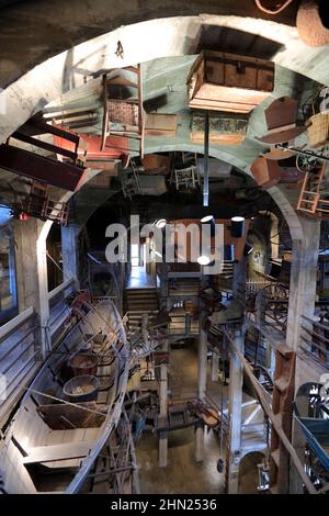 Die Innenansicht des Mercer Museums und der Bibliothek mit Artefakten, Werkzeugen und Geräten, die der Archäologe Henry Chapman Mercer gesammelt hat.Doylestown.Pennsylvania.USA Stockfoto