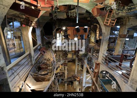 Die Innenansicht des Mercer Museums und der Bibliothek mit Artefakten, Werkzeugen und Geräten, die der Archäologe Henry Chapman Mercer gesammelt hat.Doylestown.Pennsylvania.USA Stockfoto