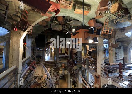 Die Innenansicht des Mercer Museums und der Bibliothek mit Artefakten, Werkzeugen und Geräten, die der Archäologe Henry Chapman Mercer gesammelt hat.Doylestown.Pennsylvania.USA Stockfoto