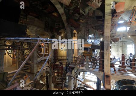 Die Innenansicht des Mercer Museums und der Bibliothek mit Artefakten, Werkzeugen und Geräten, die der Archäologe Henry Chapman Mercer gesammelt hat.Doylestown.Pennsylvania.USA Stockfoto