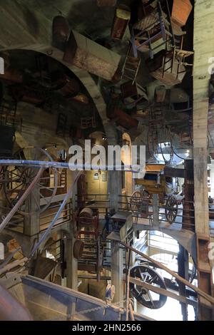 Die Innenansicht des Mercer Museums und der Bibliothek mit Artefakten, Werkzeugen und Geräten, die der Archäologe Henry Chapman Mercer gesammelt hat.Doylestown.Pennsylvania.USA Stockfoto