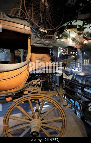Die Innenansicht des Mercer Museums und der Bibliothek mit Artefakten, Werkzeugen und Geräten, die der Archäologe Henry Chapman Mercer gesammelt hat.Doylestown.Pennsyl Stockfoto