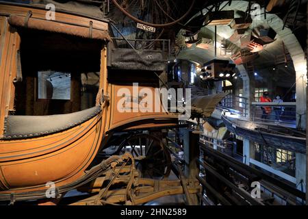 Die Innenansicht des Mercer Museums und der Bibliothek mit Artefakten, Werkzeugen und Geräten, die der Archäologe Henry Chapman Mercer gesammelt hat.Doylestown.Pennsyl Stockfoto
