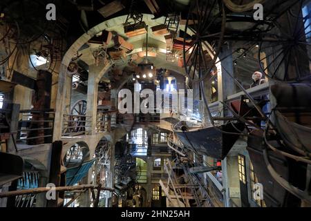 Die Innenansicht des Mercer Museums und der Bibliothek mit Artefakten, Werkzeugen und Geräten, die der Archäologe Henry Chapman Mercer gesammelt hat.Doylestown.Pennsylvania.USA Stockfoto