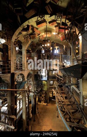 Die Innenansicht des Mercer Museums und der Bibliothek mit Artefakten, Werkzeugen und Geräten, die der Archäologe Henry Chapman Mercer gesammelt hat.Doylestown.Pennsylvania.USA Stockfoto