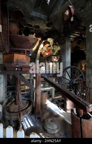 Die Innenansicht des Mercer Museums und der Bibliothek mit Artefakten, Werkzeugen und Geräten, die der Archäologe Henry Chapman Mercer gesammelt hat.Doylestown.Pennsylvania.USA Stockfoto