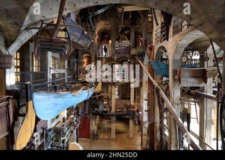 Die Innenansicht des Mercer Museums und der Bibliothek mit Artefakten, Werkzeugen und Geräten, die der Archäologe Henry Chapman Mercer gesammelt hat.Doylestown.Pennsylvania.USA Stockfoto