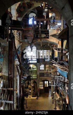 Die Innenansicht des Mercer Museums und der Bibliothek mit Artefakten, Werkzeugen und Geräten, die der Archäologe Henry Chapman Mercer gesammelt hat.Doylestown.Pennsylvania.USA Stockfoto