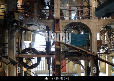 Die Innenansicht des Mercer Museums und der Bibliothek mit Artefakten, Werkzeugen und Geräten, die der Archäologe Henry Chapman Mercer gesammelt hat.Doylestown.Pennsylvania.USA Stockfoto