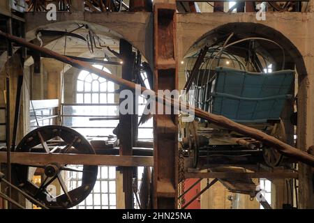 Die Innenansicht des Mercer Museums und der Bibliothek mit Artefakten, Werkzeugen und Geräten, die der Archäologe Henry Chapman Mercer gesammelt hat.Doylestown.Pennsylvania.USA Stockfoto