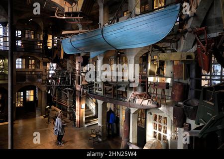 Die Innenansicht des Mercer Museums und der Bibliothek mit Artefakten, Werkzeugen und Möbeln, die vom Archäologen Henry Chapman Mercer gesammelt wurden.Doylestown.Pennsylvania.USA Stockfoto
