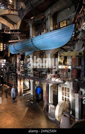 Die Innenansicht des Mercer Museums und der Bibliothek mit Artefakten, Werkzeugen und Möbeln, die vom Archäologen Henry Chapman Mercer gesammelt wurden.Doylestown.Pennsylvania.USA Stockfoto