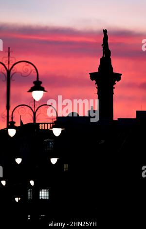 TRAFALGAR SQUARE, STRAND, LONDON, GROSSBRITANNIEN. 2. FEBRUAR 2022. Sonnenuntergang über Trafalgar Square, Nelson's Column und The Strand. Foto von Richard Holmes. Stockfoto