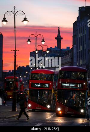 TRAFALGAR SQUARE, STRAND, LONDON, GROSSBRITANNIEN. 2. FEBRUAR 2022. Sonnenuntergang über Trafalgar Square, Nelson's Column und The Strand. Foto von Richard Holmes. Stockfoto
