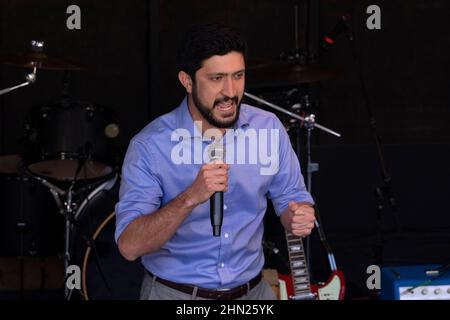 Austin, Usa. 13th. Februar 2022. Greg Casar, der Kongresskandidat des Zentraltexas, spricht mit mehreren hundert Unterstützern, bevor sie die US-Vertreterin Alexandria Ocasio-Cortez (nicht gezeigt) vorstellte, als sie sich vor Beginn der frühen Abstimmung am 14. Februar für ihn und andere Kandidaten der texanischen Demokraten einsetzte. ©Bob Daemmrich Stockfoto