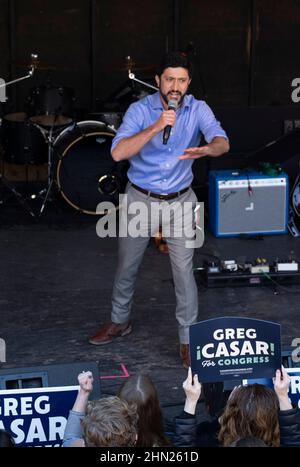 Austin, Usa. 13th. Februar 2022. Greg Casar, der Kongresskandidat des Zentraltexas, spricht mit mehreren hundert Unterstützern, bevor sie die US-Vertreterin Alexandria Ocasio-Cortez (nicht gezeigt) vorstellte, als sie sich vor Beginn der frühen Abstimmung am 14. Februar für ihn und andere Kandidaten der texanischen Demokraten einsetzte. ©Bob Daemmrich Stockfoto