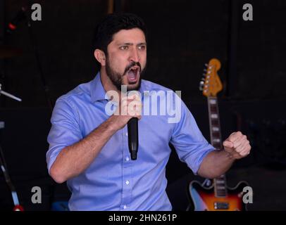 Austin, Usa. 13th. Februar 2022. Greg Casar, der Kongresskandidat des Zentraltexas, spricht mit mehreren hundert Unterstützern, bevor sie die US-Vertreterin Alexandria Ocasio-Cortez (nicht gezeigt) vorstellte, als sie sich vor Beginn der frühen Abstimmung am 14. Februar für ihn und andere Kandidaten der texanischen Demokraten einsetzte. ©Bob Daemmrich Stockfoto