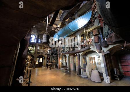 Die Innenansicht des Mercer Museums und der Bibliothek mit Artefakten, Werkzeugen und Möbeln, die vom Archäologen Henry Chapman Mercer gesammelt wurden.Doylestown.Pennsylvania.USA Stockfoto
