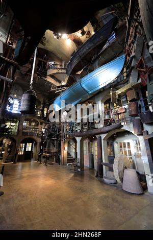 Die Innenansicht des Mercer Museums und der Bibliothek mit Artefakten, Werkzeugen und Möbeln, die vom Archäologen Henry Chapman Mercer gesammelt wurden.Doylestown.Pennsylvania.USA Stockfoto