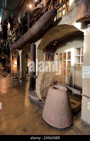 Die Innenansicht des Mercer Museums und der Bibliothek mit Artefakten, Werkzeugen und Möbeln, die vom Archäologen Henry Chapman Mercer gesammelt wurden.Doylestown.Pennsylvania.USA Stockfoto