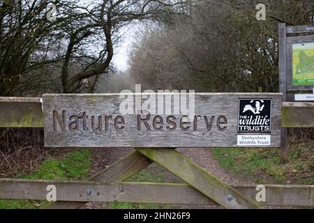 Naturschutzgebiet Sünde. Derbyshire Wildlife Trust. Kein Hundeschild im Hilton Nature Reserve. Derbyshire. England. VEREINIGTES KÖNIGREICH Stockfoto
