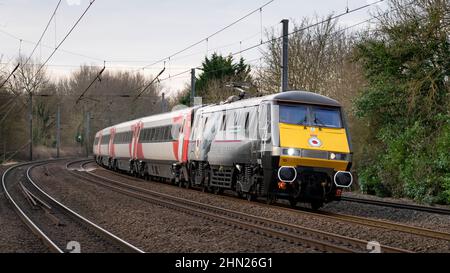 HATFIELD, HERTFORDSHIRE, GROSSBRITANNIEN. 12. FEBRUAR 2022. London North Eastern Railway (LNER) Klasse 91 No. 91110, arbeitet 1D04 London King's Cross nach Leeds servi Stockfoto