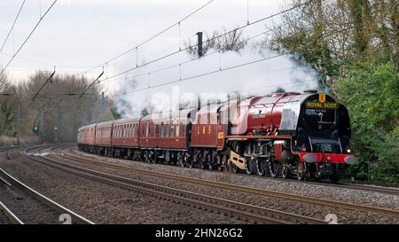 HATFIELD, HERTFORDSHIRE, GROSSBRITANNIEN. 12. FEBRUAR 2022. Dampflokomotive Nr. 6233 'Duchess of Sutherland', die einen Kings Cross to York Spezialcharterzug fährt. Stockfoto