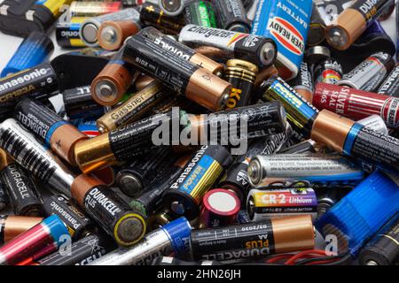 Haufen alter Haushaltsbatterien. Stockfoto