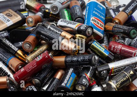 Haufen alter Haushaltsbatterien. Stockfoto