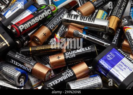 Haufen alter Haushaltsbatterien. Stockfoto