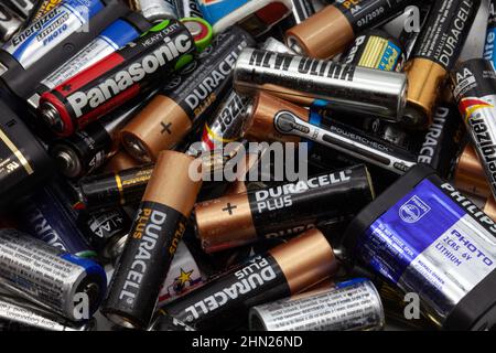 Haufen alter Haushaltsbatterien. Stockfoto