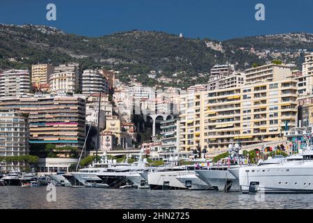 Viele riesige Yachten sind im Hafen von Monaco an sonnigen Tagen, Megayachten sind in der Marina vertäut, ist eine Yacht-Show, Monte Carlo, Immobilien-Gehäuse ist auf Stockfoto