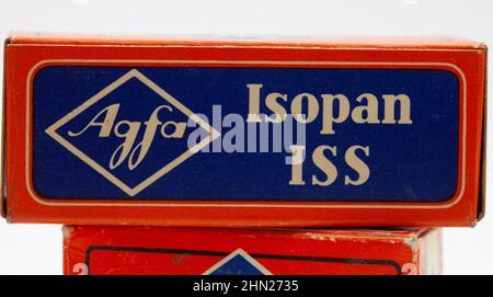 Nahaufnahme der alten verpackten Rolle des Agfa Isopan ISS Films. Stockfoto