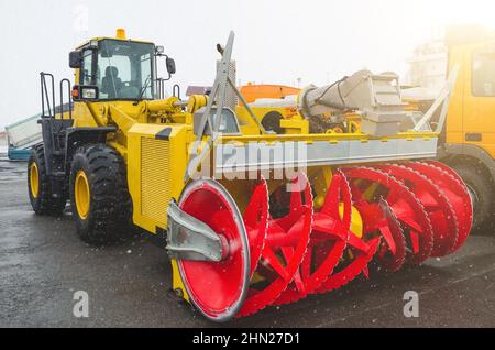 Schneeräummaschine, Parkplatz im Flughafen im Winter Stockfoto