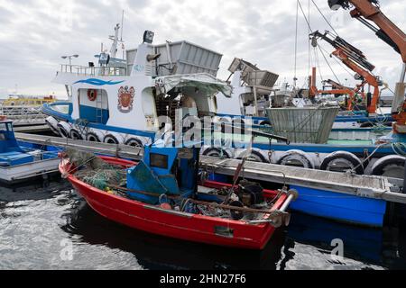 Kommerzielle Fischerboote dockten im Porto de Vilanova de Arousa in Vilanova de Arousa, Spanien. Stockfoto