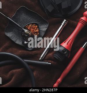 Teile der Shisha auf blauem Holzhintergrund. Shisha-Zubehör, Kopierraum. Das Konzept einer Shisha-Bar Stockfoto