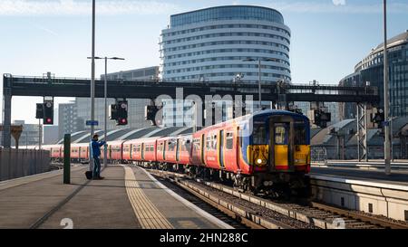 WATERLOO, SOUTHBANK, LONDON, GROSSBRITANNIEN. 14. JANUAR 2022. Die elektrischen Triebzüge der South Western Railway Klasse 455 kommen in London Waterloo an. Stockfoto