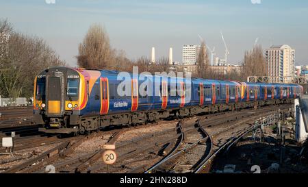 CLAPHAM JUNCTION, LONDON, GROSSBRITANNIEN. 14. JANUAR 2022. Züge der South Western Railway der Klasse 450 fahren durch den Bahnhof Clapham Junction. Stockfoto