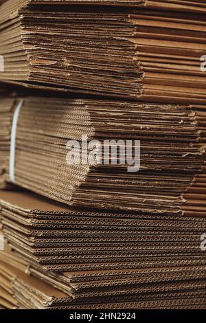 Wellpappe zum Verpacken, Stapel Wellpappenblätter im Lager Stockfoto