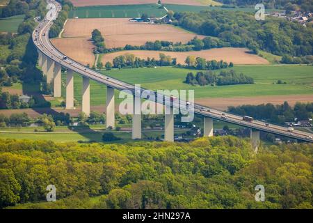 Luftaufnahme, Mintarder Ruhrtal-Brücke, Saarn, Mülheim an der Ruhr, Ruhrgebiet, Nordrhein-Westfalen, Deutschland, A52 Autobahn, Autobahnbrücke, Brücke, Stockfoto