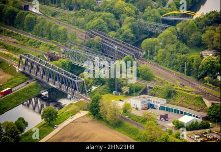 Luftaufnahme, Brückenlandschaft Ruhraue, Eisenbahnbrücken über den Schifffahrtskanal, Speldorf - Nordwesten, Mülheim an der Ruhr, Ruhrgebiet, Nordrhein-West Stockfoto